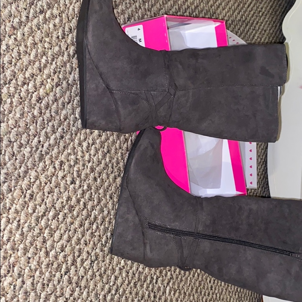 These are dark gray boots size 4 in girls (kids)